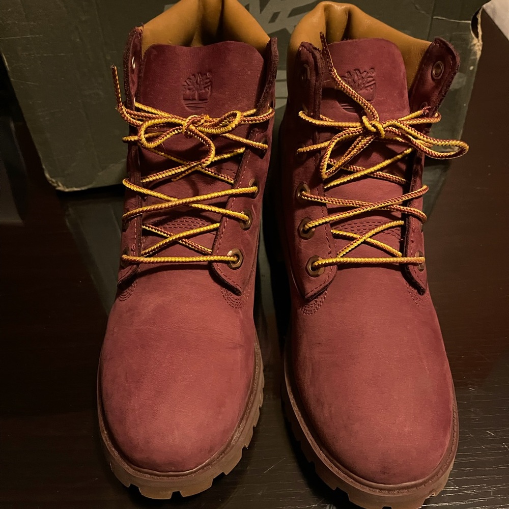 Kids Timberland boot size 5 1/2 color burgundy